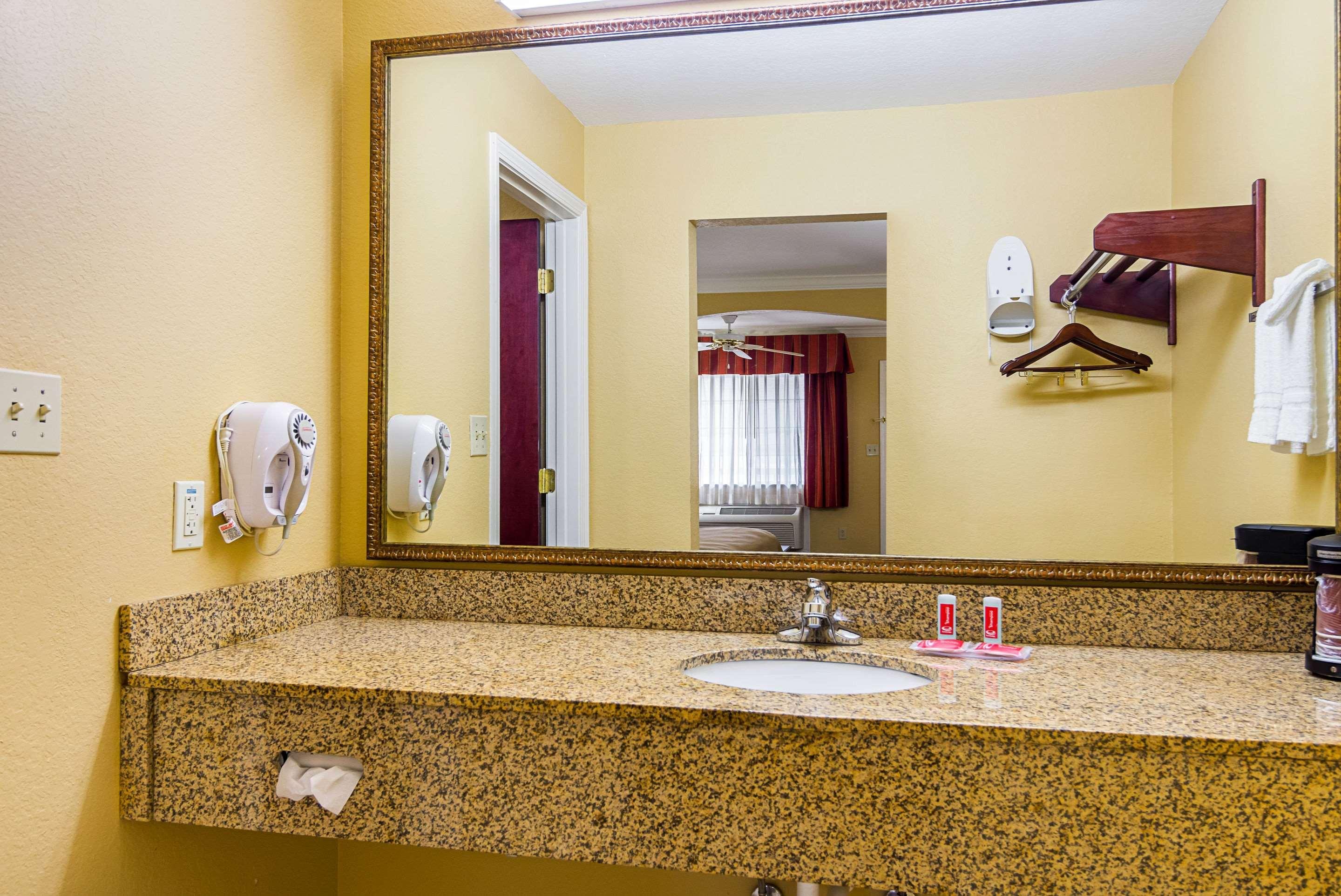 Econo Lodge Inn & Suites בריאנט מראה חיצוני תמונה